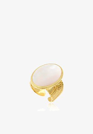 Bague en or avec une large bande texturée et une grande pierre blanche ovale lisse au centre.