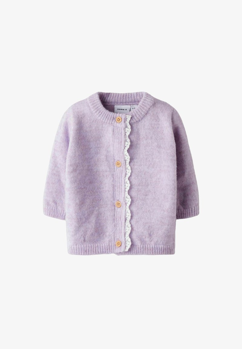 Lila wollen cardigan met lange mouwen, ronde hals, houten knopen en een decoratieve witte kantafwerking langs de voorkant.