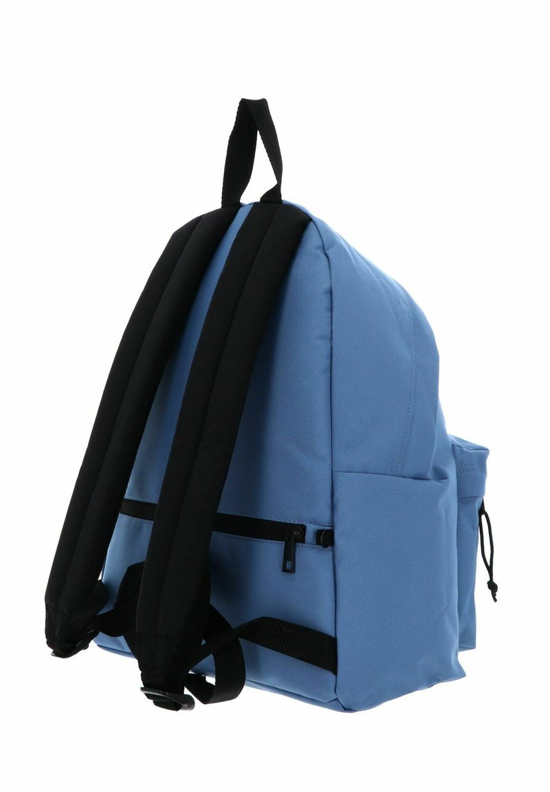 Blauer Rucksack mit schwarzen gepolsterten Schulterriemen, oberem Tragegriff, Seitentaschen und einer Reißverschlusstasche vorne.