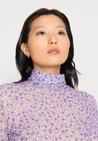 Cras KOBY BLOUSE - Camisola de manga comprida - floral fauna