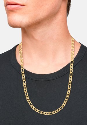 Collana in oro con catena spessa e anelli intrecciati, adagiata su una maglietta nera. Presenta una finitura liscia e lucida, che mette in risalto il suo design.