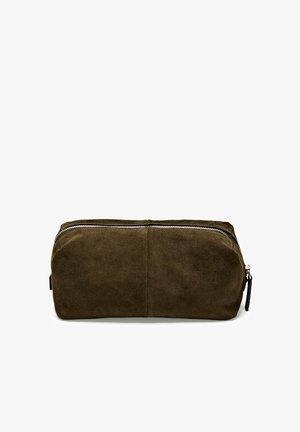 Borsetta rettangolare in camoscio marrone scuro con cerniera argentata lungo la parte superiore, progettata per contenere piccoli oggetti o articoli da toeletta.