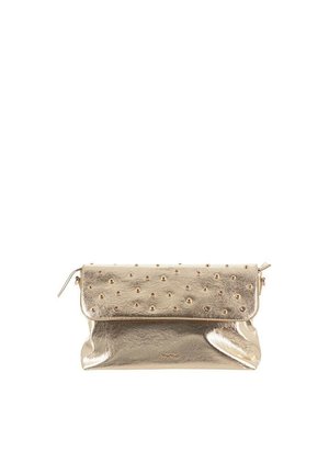 Pochette metallica dorata con patta pieghevole decorata con piccole borchie rotonde e chiusura con zip su sfondo bianco.