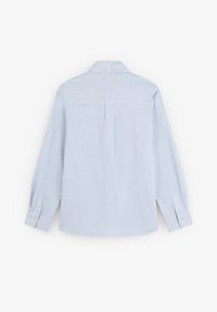 Camisa de mangas largas a rayas en azul claro y blanco con cuello tipo button-down, pliegue trasero sencillo y puños abotonados. Textura de tela suave.