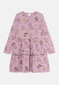 Langermet lilla kjole med peplum midje og flerfarget blomstermønster, med grønne, rosa, gule og lilla blomster og blader.