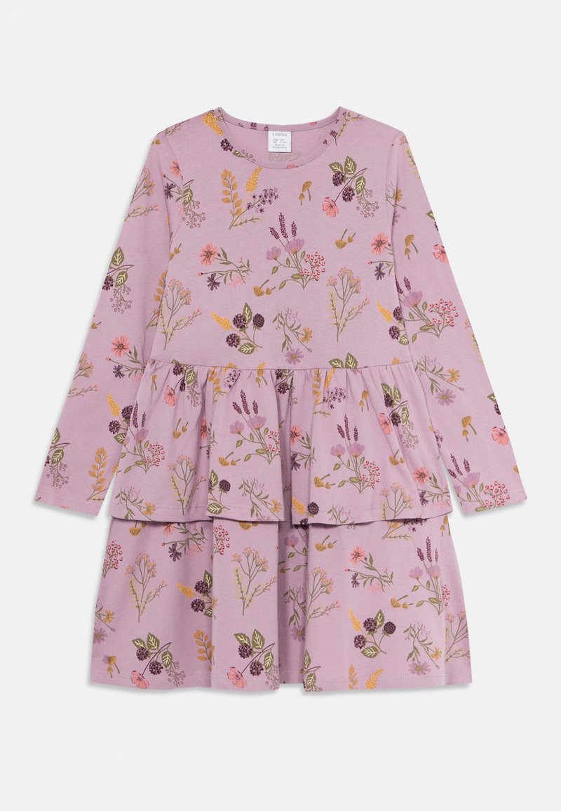 Langermet lilla kjole med peplum midje og flerfarget blomstermønster, med grønne, rosa, gule og lilla blomster og blader.