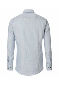 Lichtblauw overhemd met knoopsluiting, voorzien van een subtiel ruitpatroon, lange mouwen en een klassieke kraag. Heeft contrasterende knoopaccenten bij de manchetten.