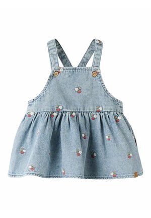Helehall sinine denim-kleit väikelastele, reguleeritavate rihmade, nööpidega kinnituste ja väikeste tikitud kirsstega, mis on lõuendil laiali laotatud.