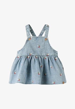 Lyseblå denim kjole til småbørn med justerbare stropper, knaplukning og små broderede kirsebær spredt på stoffet.