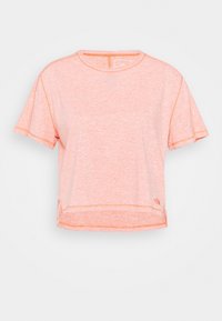 Let og kort crop-top i tekstureret lyserød med korte ærmer og kontrasterende orange syninger, med en lille logo ved kanten.