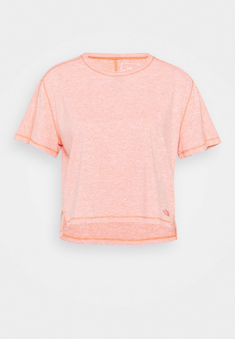 Let og kort crop-top i tekstureret lyserød med korte ærmer og kontrasterende orange syninger, med en lille logo ved kanten.