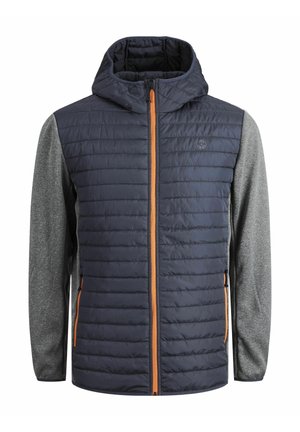Giacca a vento imbottita con cappuccio, dotata di una parte anteriore trapuntata blu navy, maniche grigie, zip arancione e tasche laterali. Tessuto testurizzato con isolamento.