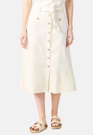 Beige Midirock aus Baumwolle mit Bindegürtel, Frontknöpfen und zwei Taschen an der Taille. Glatte Textur und lässiges Design.