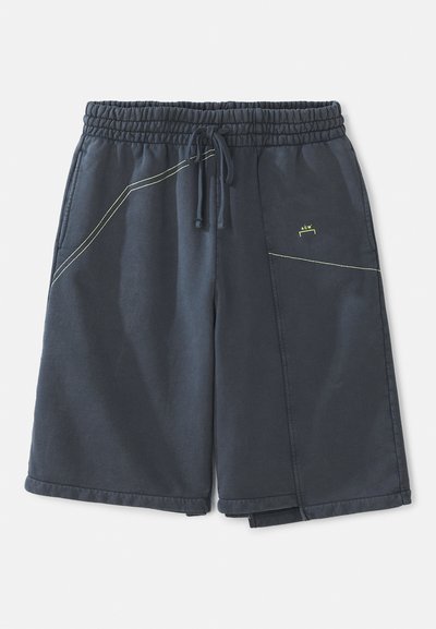 Dunkelgraue Shorts aus einem Baumwoll-Mischgewebe, mit elastischem Bund, Kordelzug, Seitentaschen und gelben Nahtakzenten.