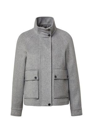 Veste en mélange de laine grise avec un col haut, des manches raglan, deux poches avant et des fermetures à boutons noirs. Détail en texture chevron.