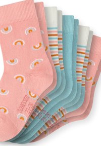 Set von gemusterten Socken mit pinken Regenbogenmotiven, hellblau, weiß und gestreiften Designs in Orange und Türkis. Weiches, gestricktes Material.