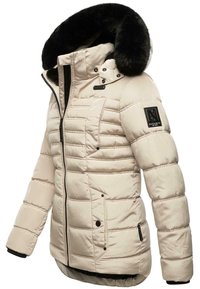 Chaqueta acolchada beige con cuello de piel sintética. Presenta costuras horizontales, bolsillos con cremallera y detalles de ferretería negra.