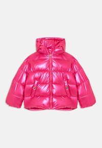 Chaqueta acolchada de un brillante color rosa, con un acabado brillante, que cuenta con capucha, cierre de cremallera y dos bolsillos frontales con acentos de hardware dorado.
