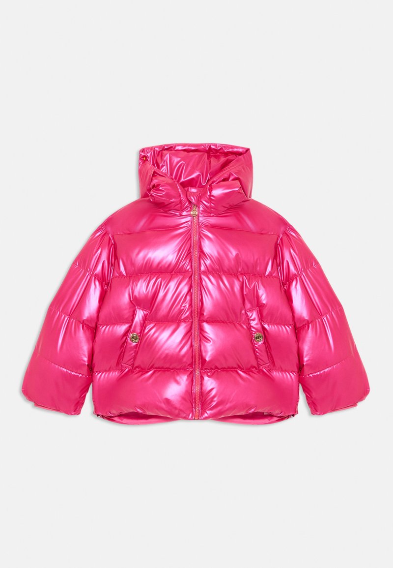Chaqueta acolchada de un brillante color rosa, con un acabado brillante, que cuenta con capucha, cierre de cremallera y dos bolsillos frontales con acentos de hardware dorado.