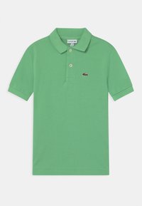 Polo verde realizzato in tessuto di cotone piqué. Presenta un colletto classico, maniche corte e un piccolo logo ricamato sul petto.