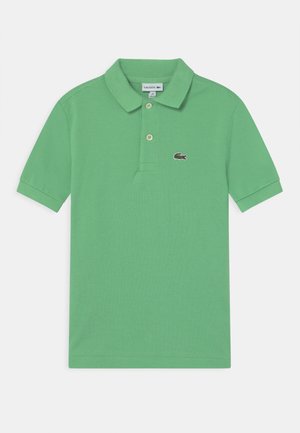 Polo verde realizzato in tessuto di cotone piqué. Presenta un colletto classico, maniche corte e un piccolo logo ricamato sul petto.
