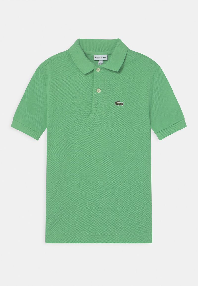 Polo verde realizzato in tessuto di cotone piqué. Presenta un colletto classico, maniche corte e un piccolo logo ricamato sul petto.