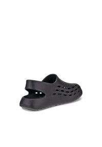 Schwarze Clogs aus Gummi mit Belüftungsöffnungen und einem Riemen hinten. Sie haben eine abgerundete Zehenpartie und eine strukturierte Sohle für besseren Halt.