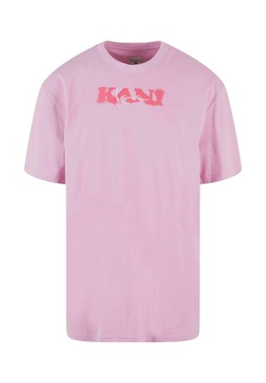 Helles rosa Baumwoll-T-Shirt mit einem Frontlogo im sprayfarbenen Effekt in dunklerem Rosa und Weiß, rundem Halsausschnitt und kurzen Ärmeln.