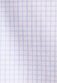 Tkanina bawełniana w jasnoniebieski i biały kratkowany wzór. Tekstura jest gładka, a kwadratowe pola są równomiernie rozmieszczone.