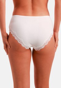 Weiße Baumwoll-Unterhose mit gewelltem Spitzenbesatz. Der Stoff ist glatt und verfügt über ein nahtloses Design ohne sichtbare Nähte.