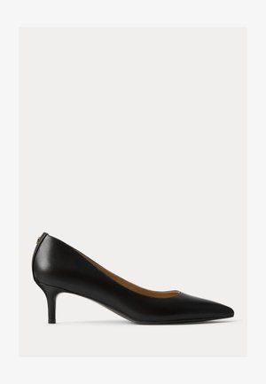 Mustast nahast naiste madala kontsaga king, millel on terav nina ja keskmise kõrgusega kitsas konts, esitatud külgvaates ühetoonilisel taustal.