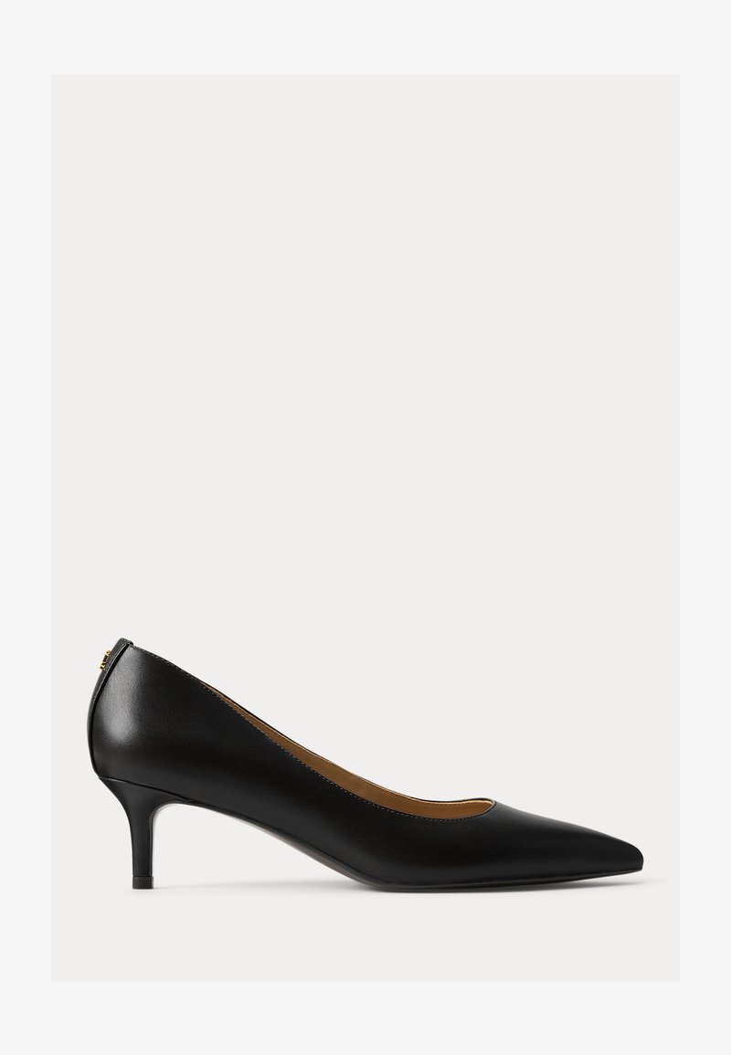 Zwarte leren damesschoen met kitten heel, puntige neus en een smalle hak van gemiddelde hoogte, zijaanzicht op een effen achtergrond.