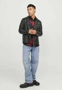 Jack & Jones JJEDARREN czerwony melanż