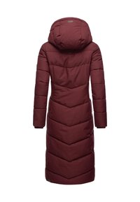 Vyno raudonos spalvos pakuotas paltas su gaubtu, puoštas zigzago raštu, su ilgomis rankovėmis ir tiesiu kirpimu, matomas iš nugaros.