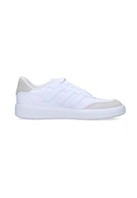 Zapatillas deportivas blancas hechas de material sintético, con diseño de cordones, suela blanca texturizada, y acentos gris claro en el talón y la punta.