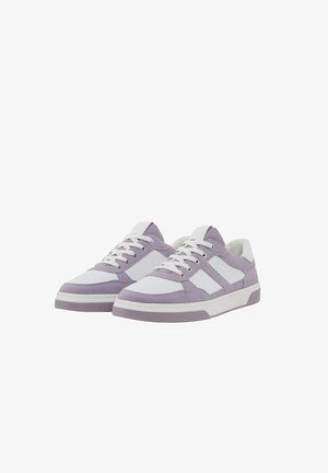 Adidași mov și albaștri cu o finisare texturată, având un design cu sireturi, guler căptușit și dungi albe contrastante.