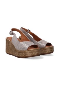 Ploché sandály na podpatku v kovové stříbrné barvě s perforovaným svrškem, otevřenou špičkou, slingback designem a platformou obalenou juty.