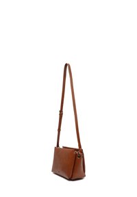 Sac à épaule en cuir marron de forme rectangulaire, doté d'une bandoulière réglable et d'un design élégant. Présente une texture subtile et un matériel minimal.