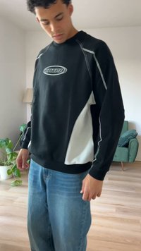 Mustern mustaga korke kannaga valgete külgpaneelidega, millel on rinnal logo, kontrastõmblused ja ribaga mansetid. Kanda helesiniste teksadega.