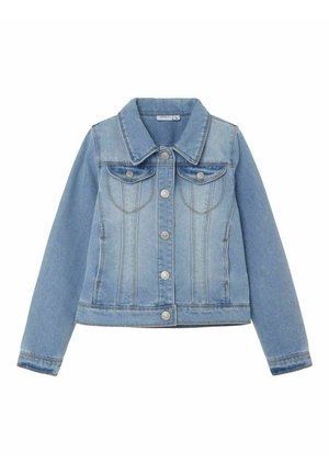 Veste en jean bleu clair à manches longues, fermeture boutonnée devant et deux poches poitrines boutonnées sur fond blanc uni.