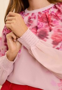 Love & Roses PRINTED CREW NECK-REGULAR FIT - Palaidinė - pink floral