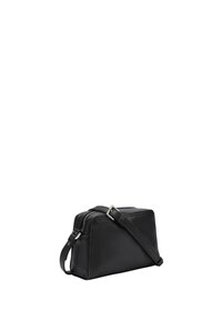 Schwarze Leder-Crossbody-Tasche mit rechteckiger Form, Reißverschluss, verstellbarem Riemen und dezenten Nähten. Glatte Textur.