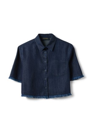 Chemise courte en denim bleu foncé avec manches courtes, boutons, col pointu, poche avant et bords effilochés aux manches et à l'ourlet.