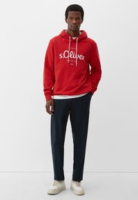 s.Oliver  OP DE VOORKANT czerwony