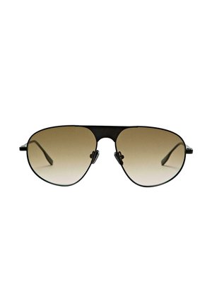 Czarne okulary przeciwsłoneczne aviator z metalową oprawą, brązowymi soczewkami z gradientem i regulowanymi noskami na białym tle.