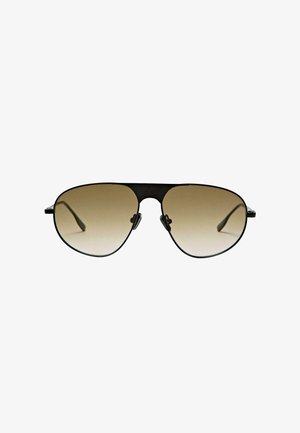 Occhiali da sole aviator con montatura metallica nera, lenti sfumate marroni e naselli regolabili su sfondo bianco.