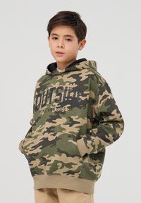 Kaptur w stylu camouflage w kolorze zielonym i beżowym z nadrukowanym tekstem "OUTSIDE". Posiada kieszeń z przodu, ściągacze na rękawach i czarny, podszewkowany kaptur.