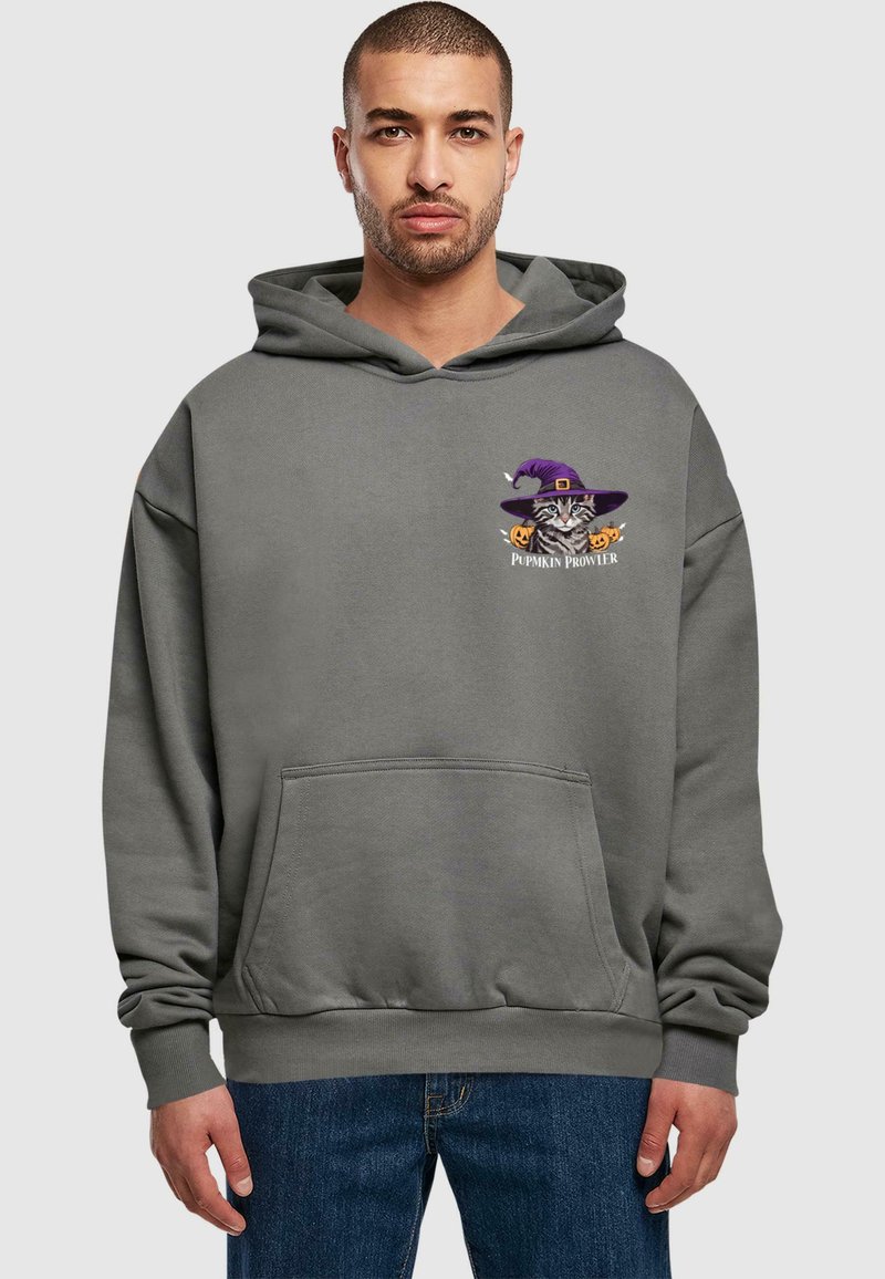 Grå huvtröja med en framficka, med en grafik av en katt i en lila häxhatt och pumpor, märkt "PUMPKIN PROWLER."