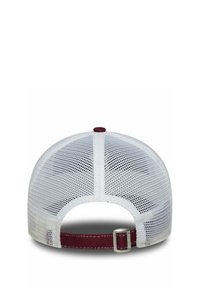 Weißer Mesh-Trucker-Cap mit einem festen kastanienbraunen verstellbaren Riemen und einem Knopf-Detail oben. Verfügt über eine runde Form und ein atmungsaktives Design.