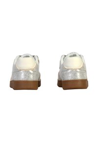 Sneakers bianche con accenti argentati, finitura testurizzata e suole in gomma marrone a contrasto. Tacco arrotondato, design minimalista, superfici lisce.